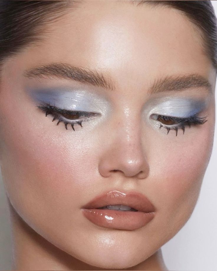 Best Make Up Trend 2024: 8 Blue Glam Ideas